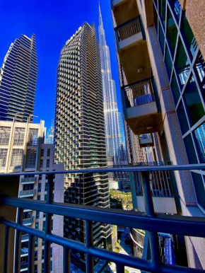 Exceptional Master Room in the Heart of Downtown - Burj Khalifa View - host has access to living space